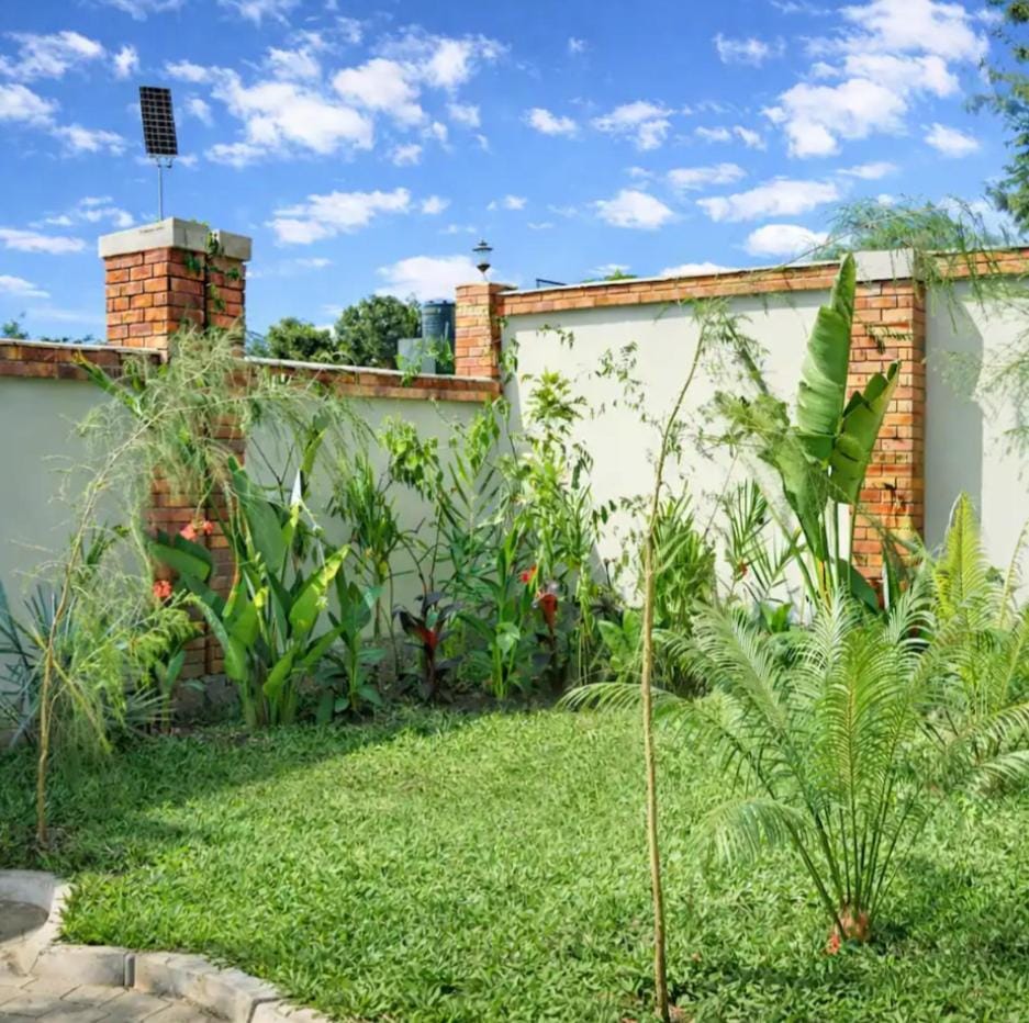 King Room with Mountain view and local train view Apartment in Arusha