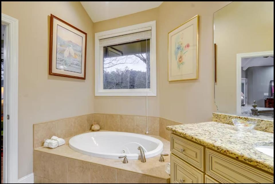 Hot Tub, Bathroom