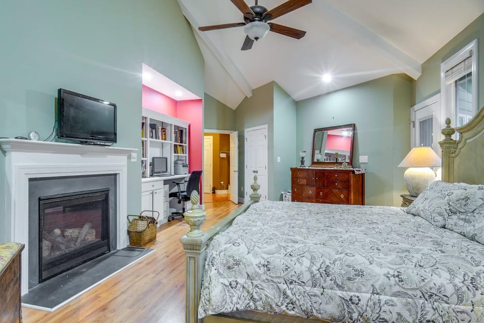 Bedroom, fireplace