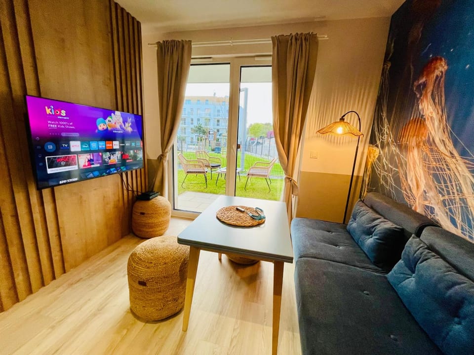 Garden, TV and multimedia, Living room, Seating area