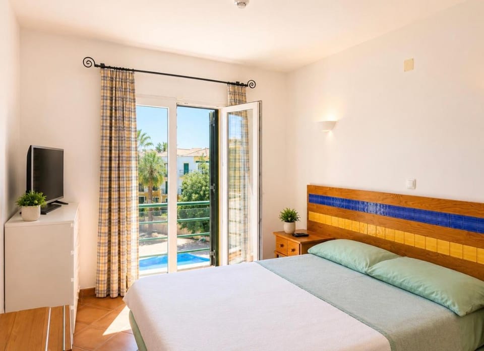 Bed, Pool view