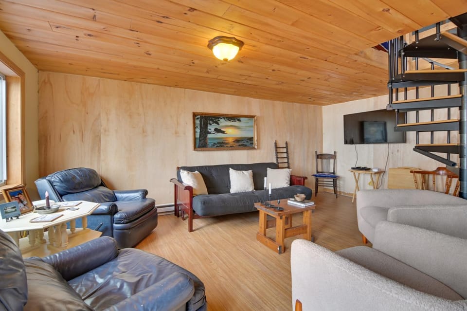 Hot Tub & Boat Dock! Belgrade Lakes Family Cabin Cabin in Maine