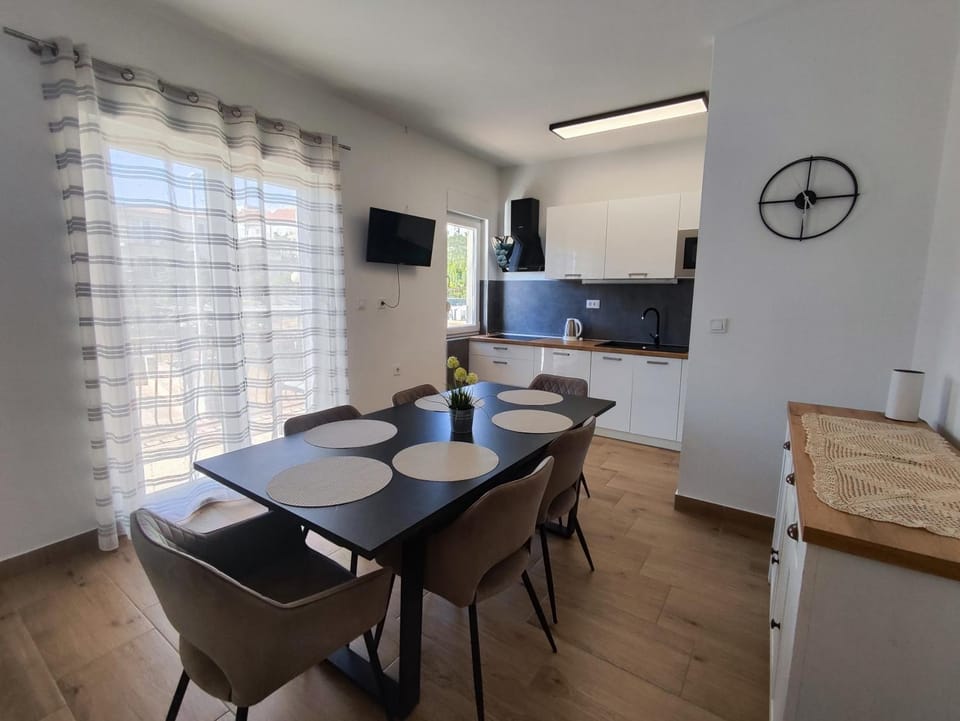 Dining area, kitchen