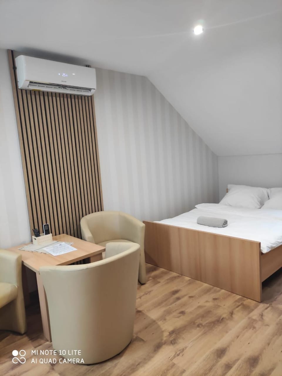Bed, Photo of the whole room, Seating area, Bedroom, towels, air conditioner