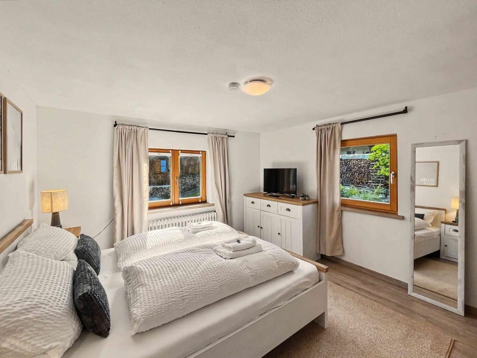 Bed, TV and multimedia, Bedroom