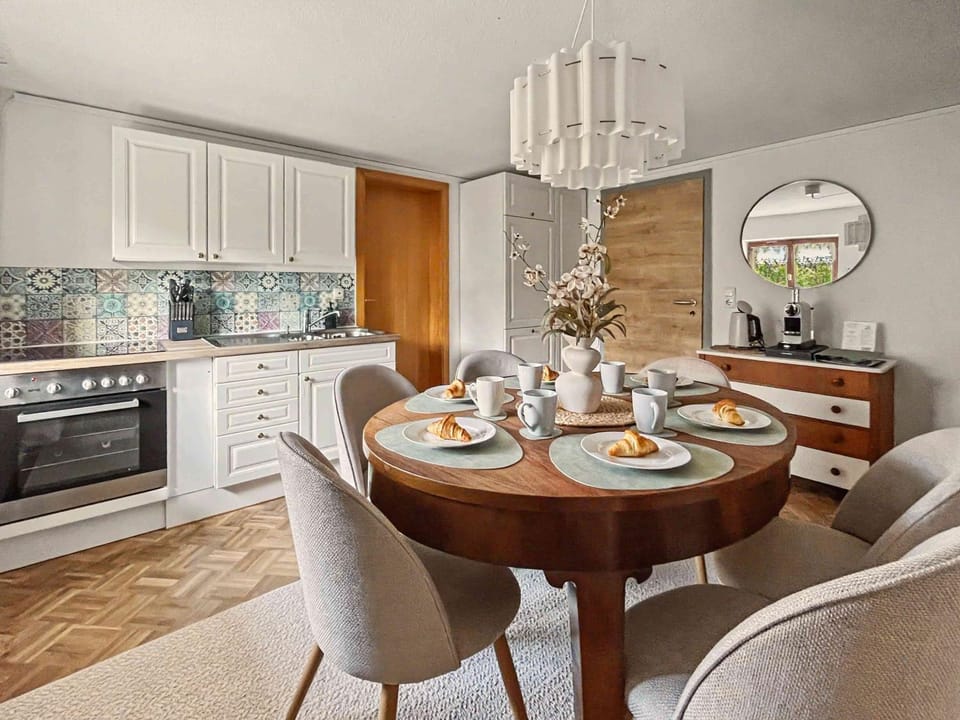 Coffee/tea facilities, Dining area, oven, stove