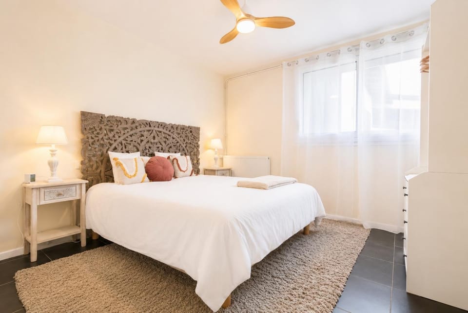 Photo of the whole room, Bedroom