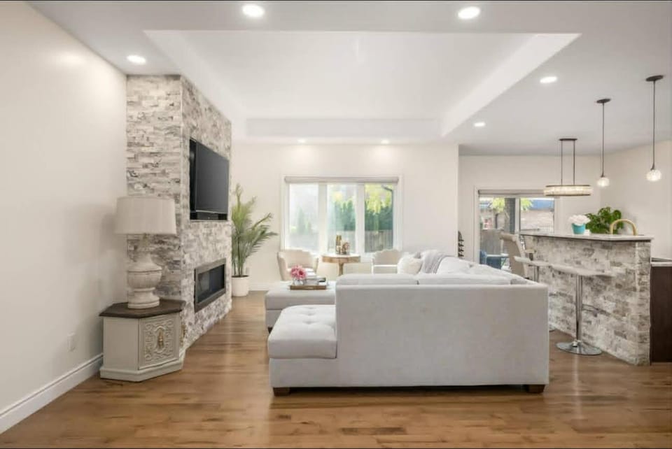 TV and multimedia, Kitchen or kitchenette, Living room, Seating area