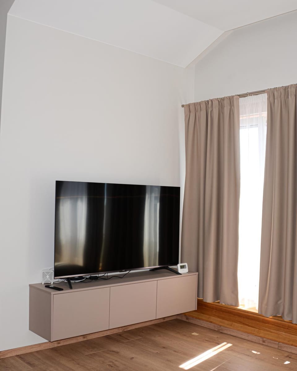 Communal lounge/ TV room, TV and multimedia, Living room