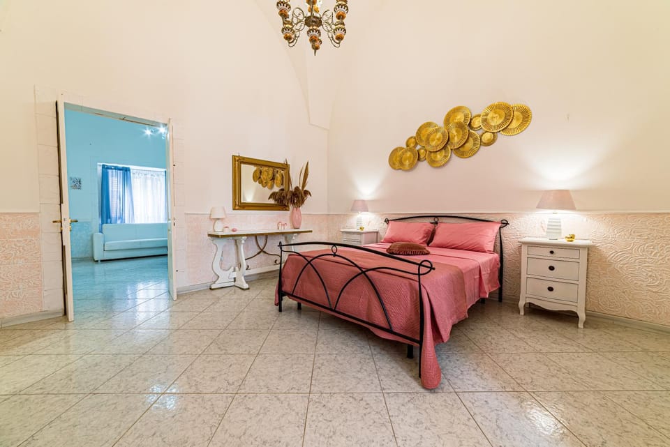 Bed, Living room, Photo of the whole room, Seating area, Bedroom