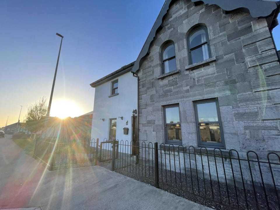 Property building, Day, Street view