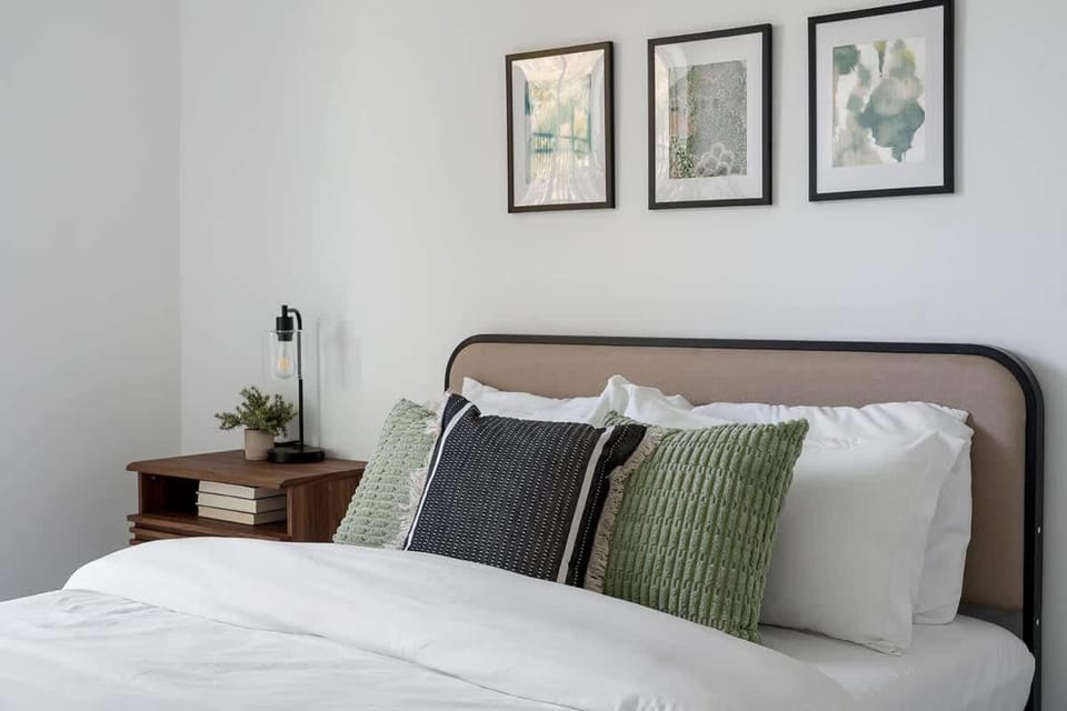 Urban Stylish 3-Bed Townhome with Garage No 1614 House in Dallas