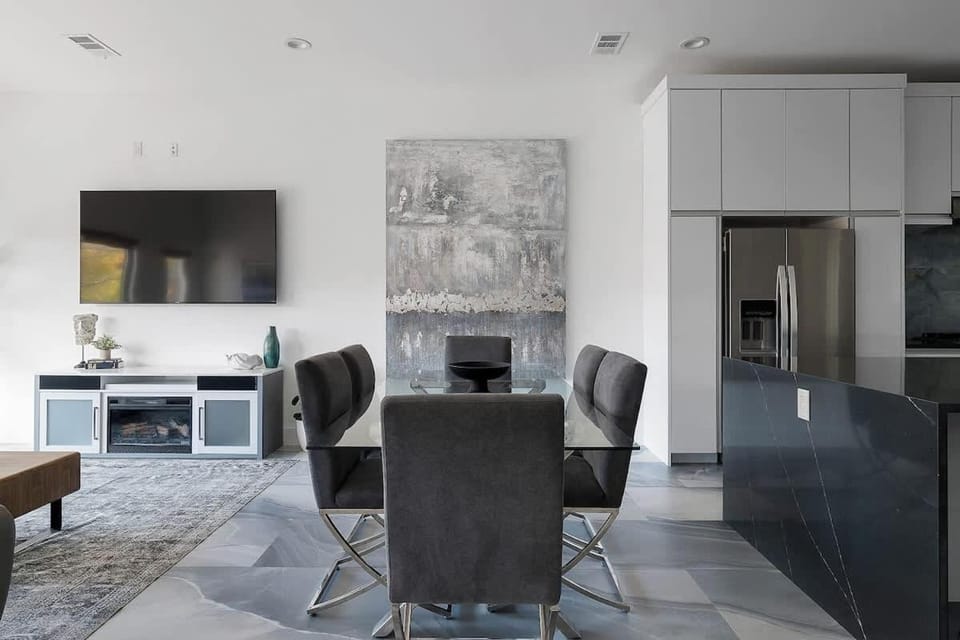 Urban Stylish 3-Bed Townhome with Garage No 1614 House in Dallas