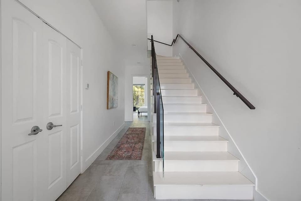 Urban Stylish 3-Bed Townhome with Garage No 1614 House in Dallas