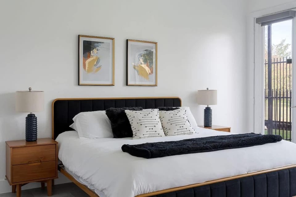 Urban Stylish 3-Bed Townhome with Garage No 1614 House in Dallas