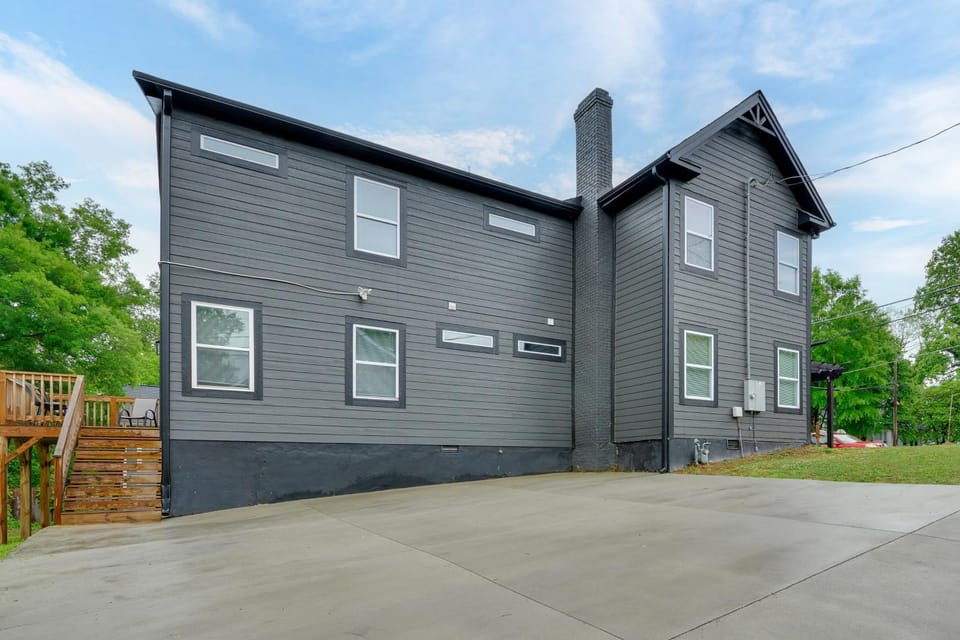 Great for Groups! Greensboro Getaway, 1 Mi to Dtwn House in Greensboro