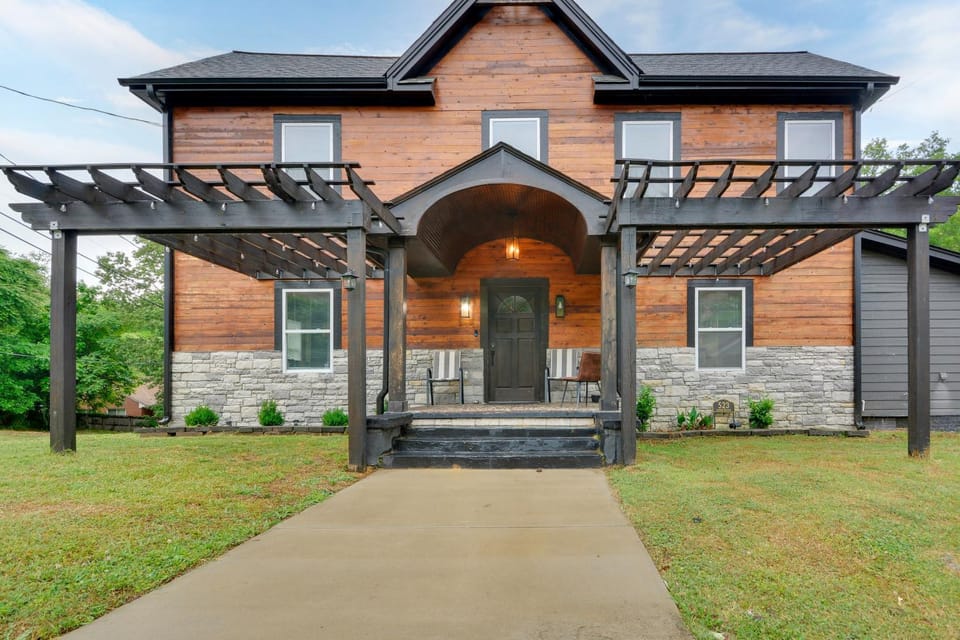 Great for Groups! Greensboro Getaway, 1 Mi to Dtwn House in Greensboro