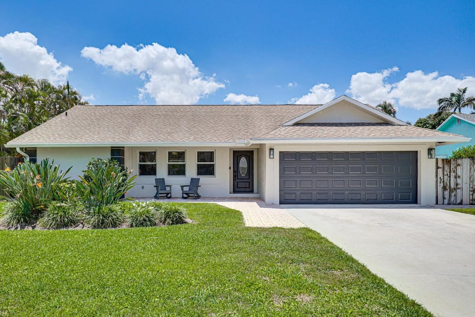 Poolside Oasis! Family Home 4 Mi to Delray Beach House in Delray Beach