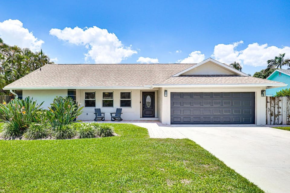 Poolside Oasis! Family Home 4 Mi to Delray Beach House in Delray Beach