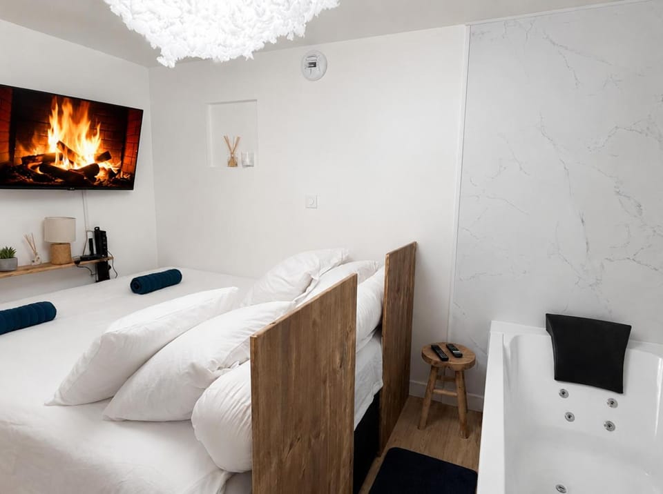 Bed, Hot Tub, Bedroom