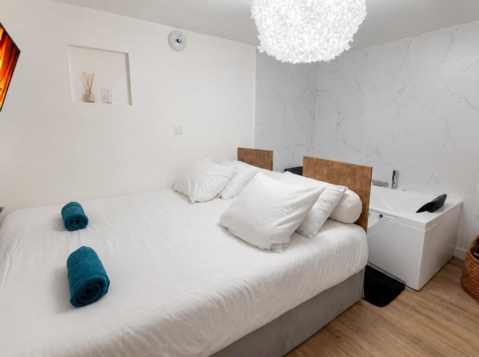 Bed, Bedroom, towels