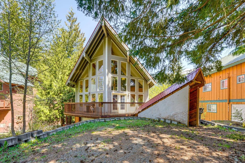 < 1 Mi to The Summit! A-Frame Getaway w/ Mtn Views House in Snoqualmie Pass