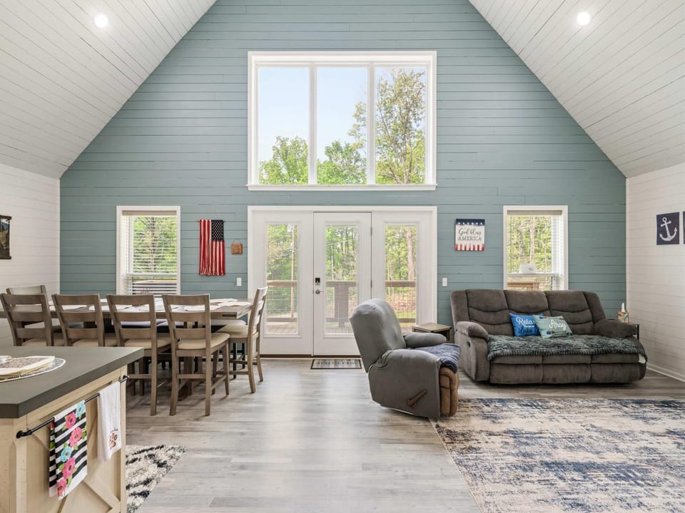 Mammoth Lake House with Gas Grill 5 King Bedrooms-Family Friendly House in Nolin Lake