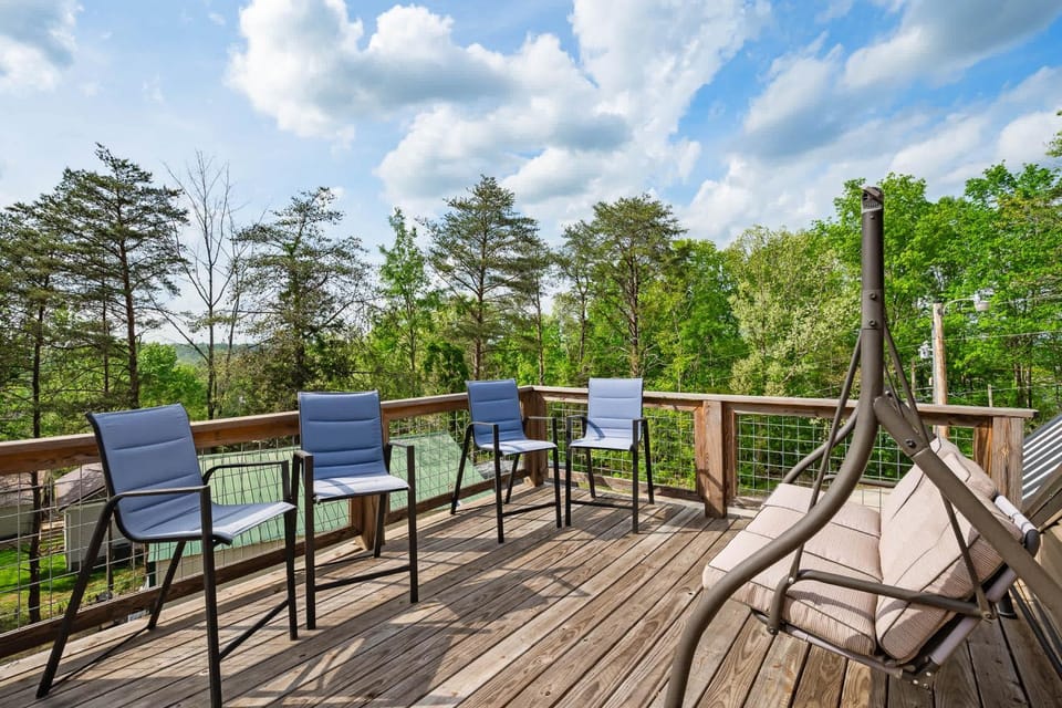 Mammoth Lake House with Gas Grill 5 King Bedrooms-Family Friendly House in Nolin Lake