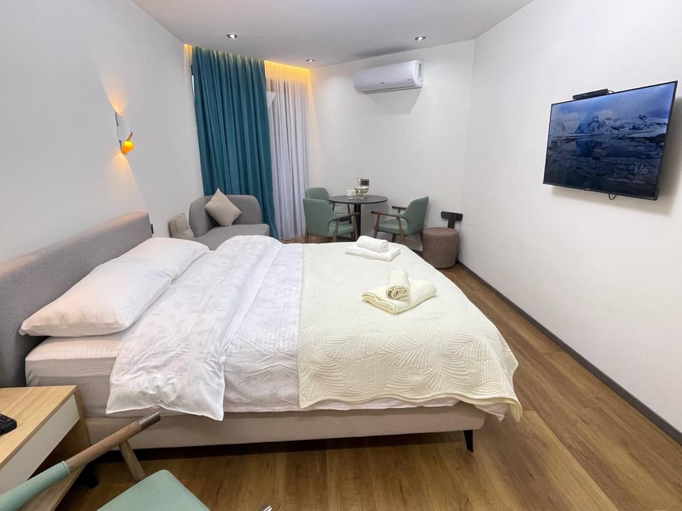 Bed, TV and multimedia, Photo of the whole room, Bedroom, towels, air conditioner