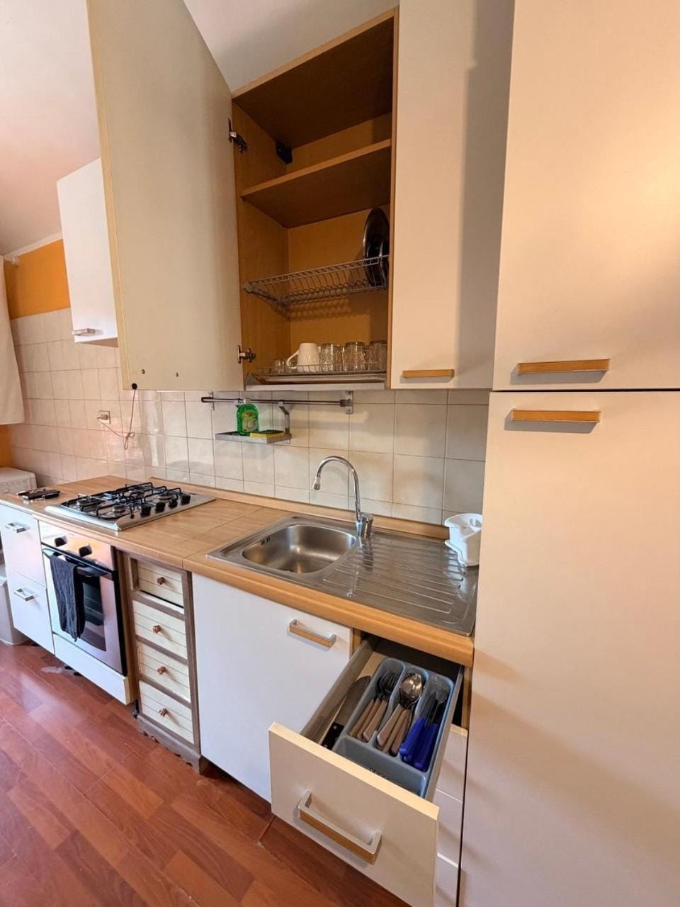 Kitchen or kitchenette, minibar, oven, stove