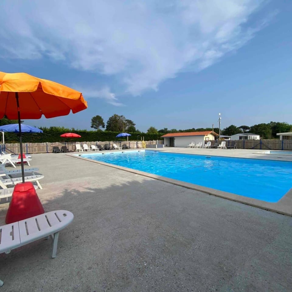 MOBIL-HOME "B27" tout confort avec piscine & lave-linge gratuits Campground/ 
RV Resort in Mimizan