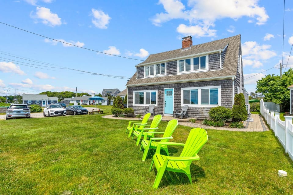 Spacious FamilyOceanfront 6BR Across Craigville Beach House in Barnstable