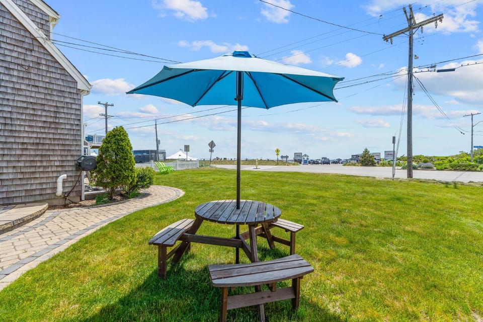 Spacious FamilyOceanfront 6BR Across Craigville Beach House in Barnstable