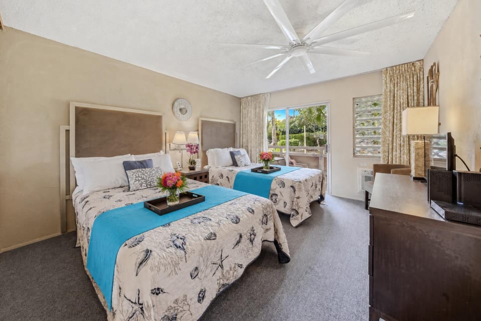 Beachfront ! 3 min Walk to Beach ! AC ! Garden Corner Unit ! 3 Pools Apartment in Wailua