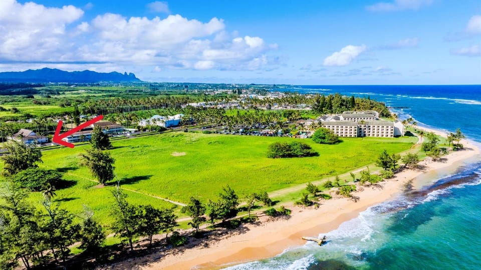Beachfront ! 3 min Walk to Beach ! AC ! Garden Corner Unit ! 3 Pools Apartment in Wailua