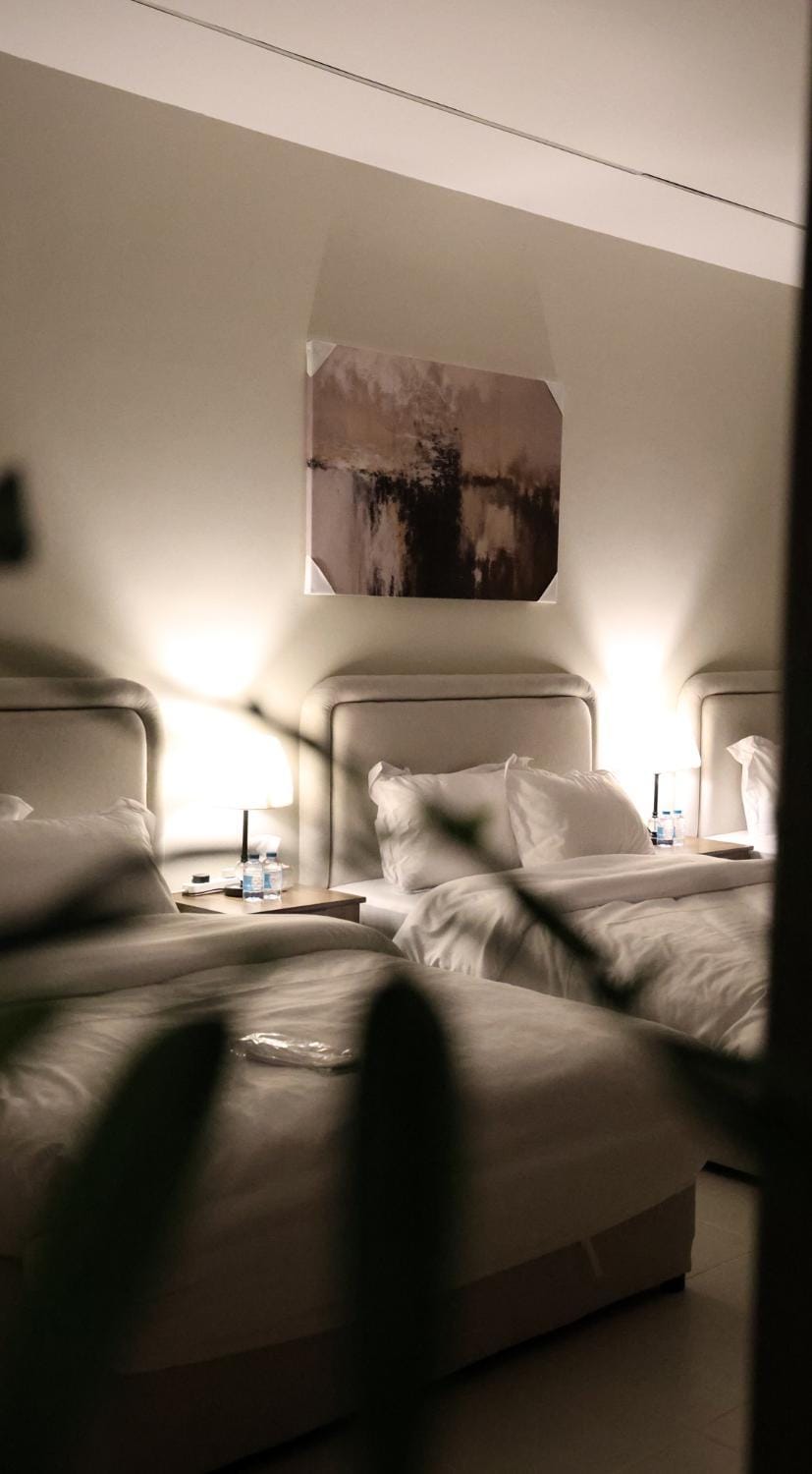 Bedroom, Text overlay