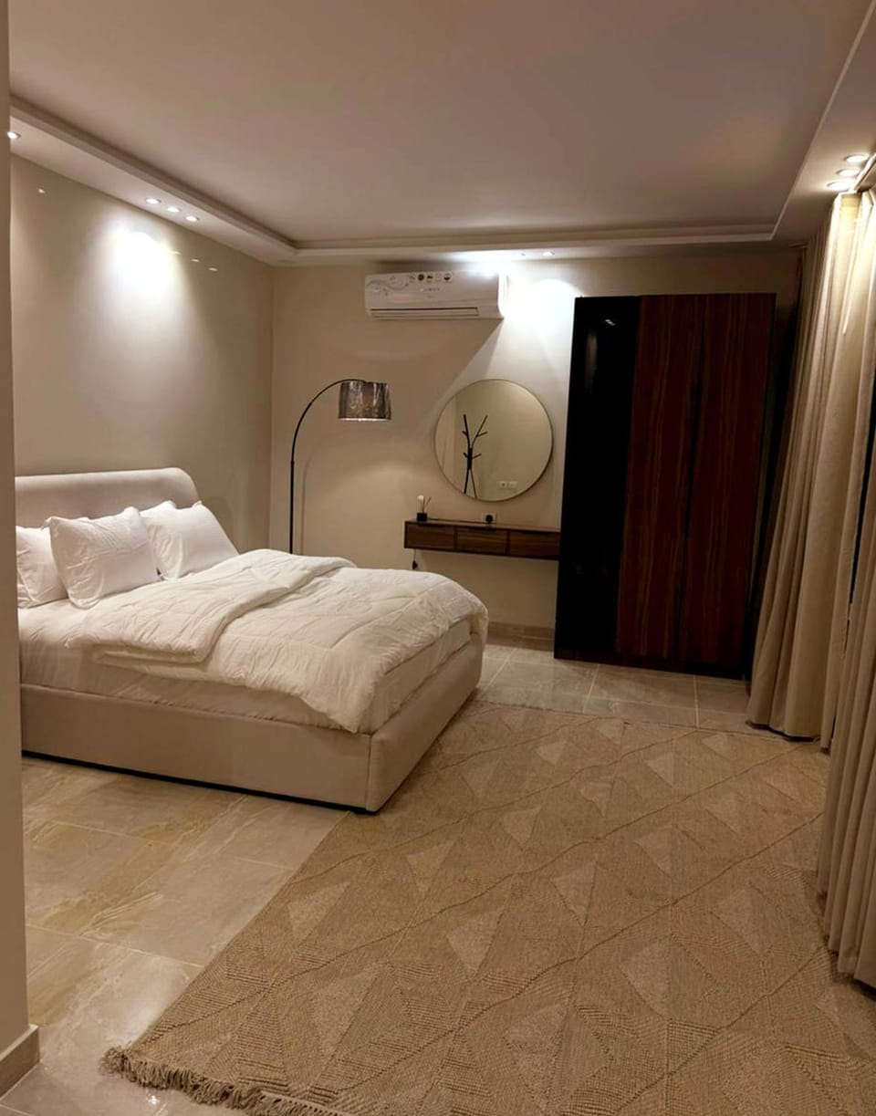 Bedroom, Text overlay