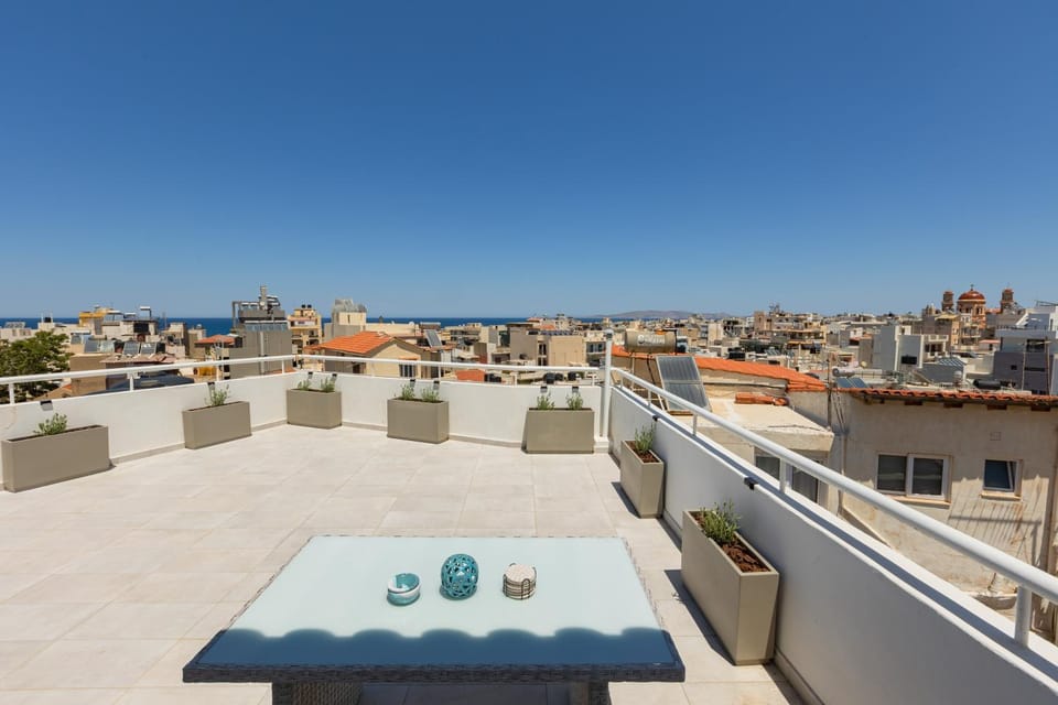 View (from property/room), Balcony/Terrace, City view, Sea view