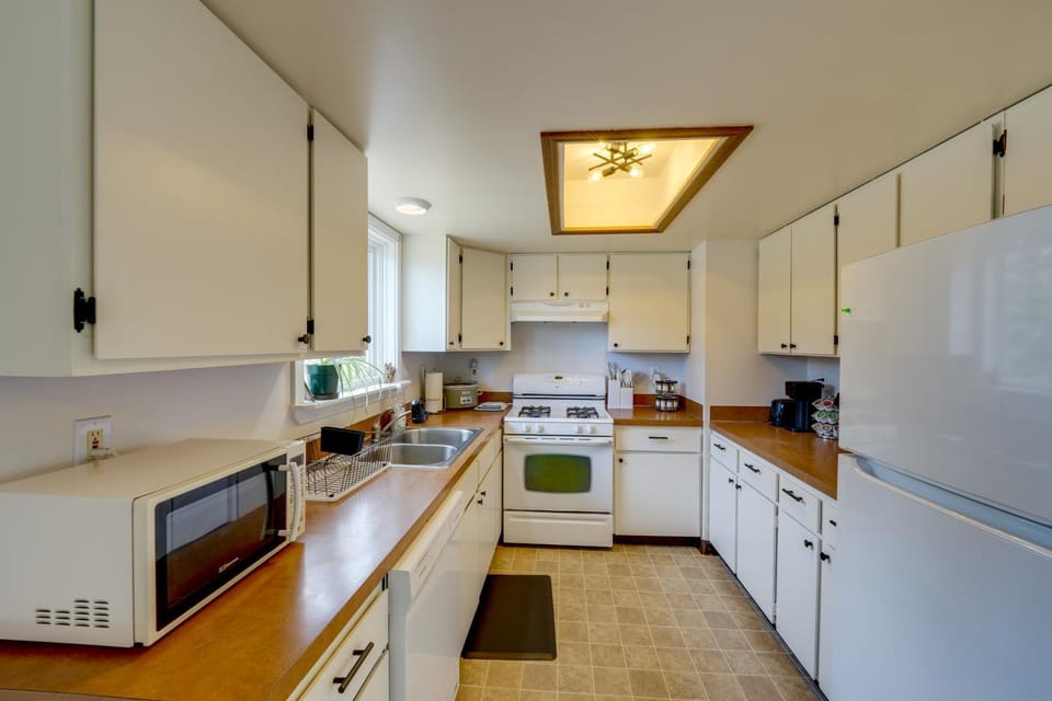 < 1 Mi to Soldotna Creek Park: Retreat w/ Fire Pit House in Soldotna