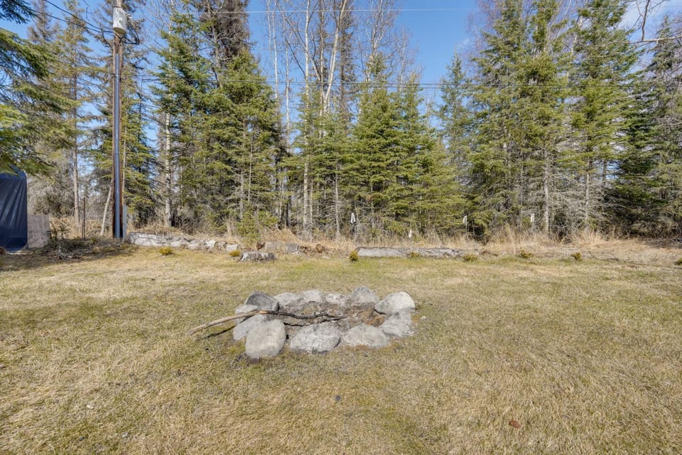 < 1 Mi to Soldotna Creek Park: Retreat w/ Fire Pit House in Soldotna