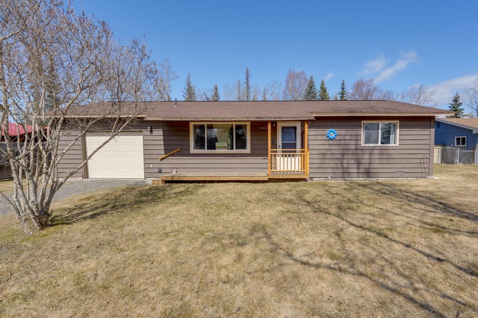 < 1 Mi to Soldotna Creek Park: Retreat w/ Fire Pit House in Soldotna