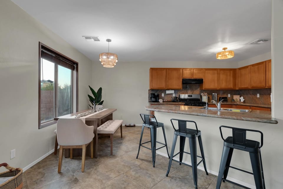 Kitchen or kitchenette, Seating area, Dining area, minibar, stove