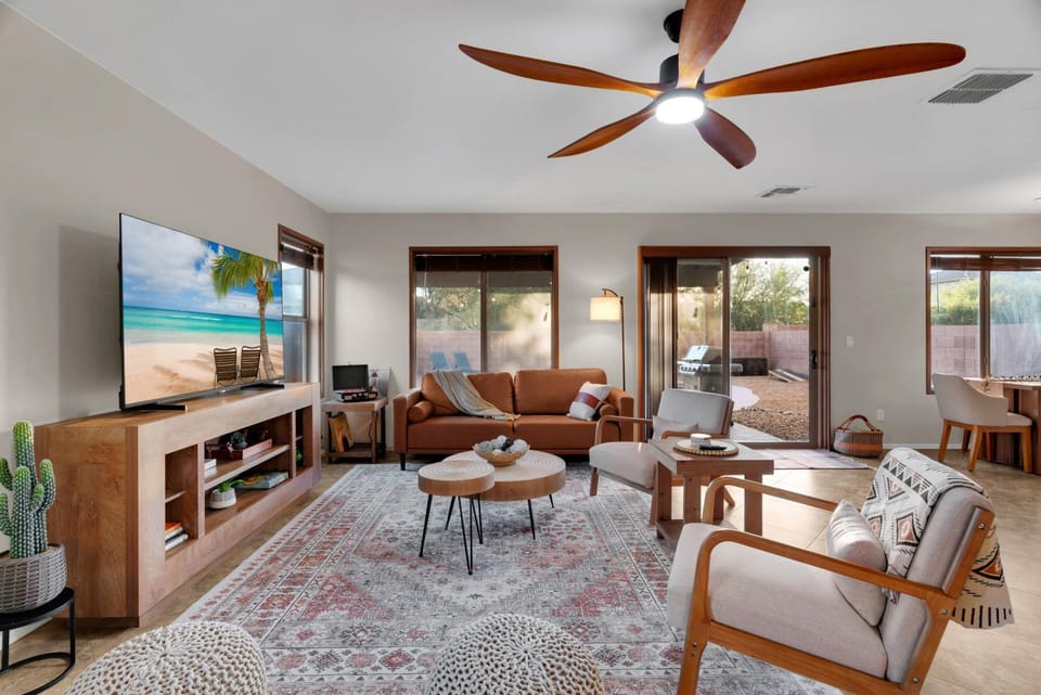 Communal lounge/ TV room, TV and multimedia, Living room, Seating area, Evening entertainment