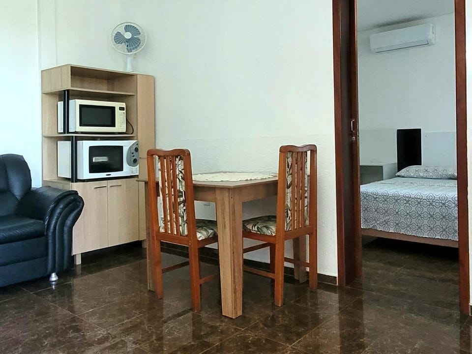 Bed, Living room, Dining area, Bedroom, oven