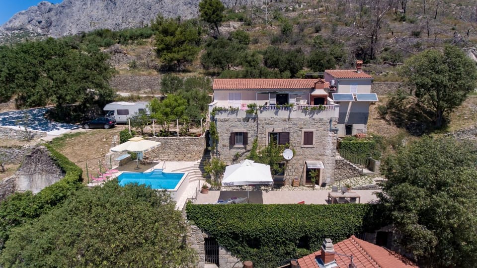 Property building, Spring, Day, Natural landscape, Bird's eye view, Mountain view, Pool view, Swimming pool, sunbed