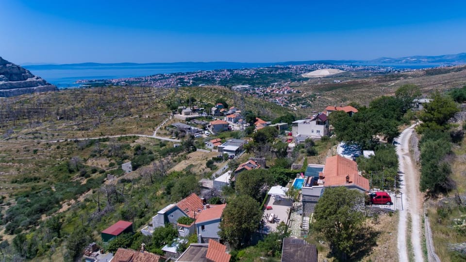 Property building, Nearby landmark, Day, Neighbourhood, Natural landscape, Bird's eye view, City view, Mountain view, Sea view, Street view