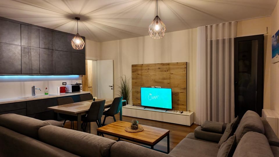 Eliot's Apartment - New Bazaar Central Tirana - Modern w King Bed Apartment in Tirana