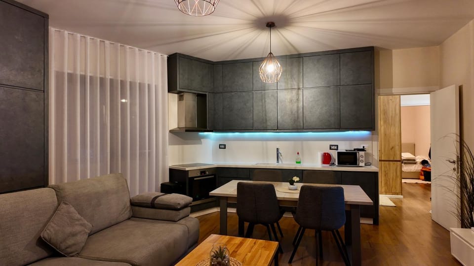 Eliot's Apartment - New Bazaar Central Tirana - Modern w King Bed Apartment in Tirana