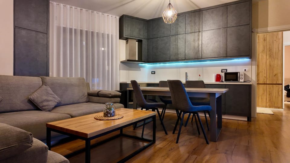 Eliot's Apartment - New Bazaar Central Tirana - Modern w King Bed Apartment in Tirana