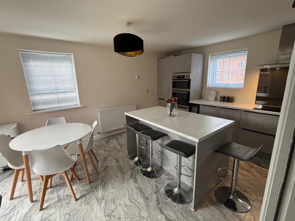 Dining area, kitchen
